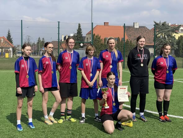 Złoto dla ZS Kościelec w Damskich Mistrzostwach Piłki Nożnej